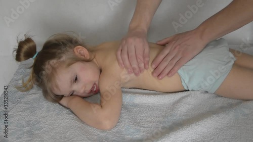 a doctor has a child on the massage table on the procedure