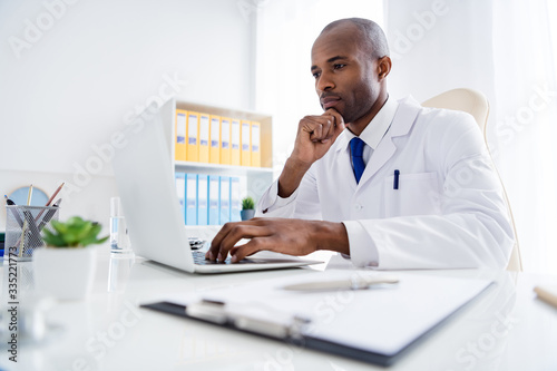Foto Photo of family doc dark skin guy watch modern technology notebook innovation me