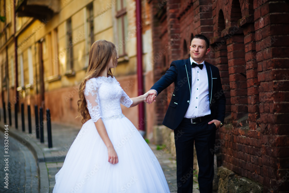 Naklejka premium Just married couple in poplar background