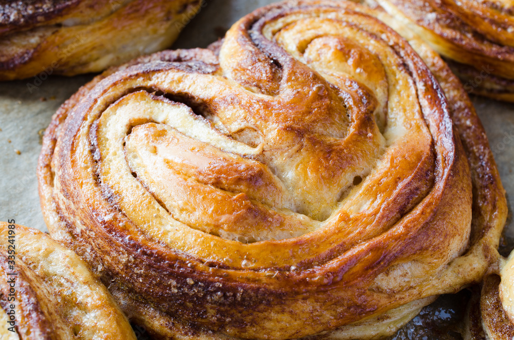 Fototapeta premium Baked fresh fragrant cinnamon buns. Traditional homemade pastries.