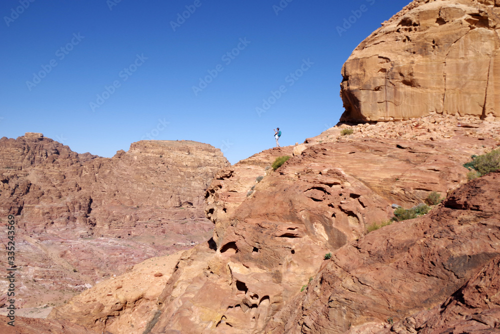 Femme dans les roches de Pétra, Jordanie