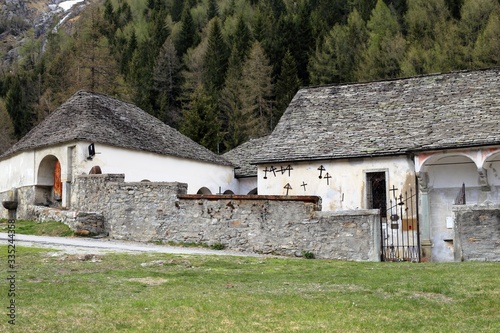 Tableau sur toile Particolare del cimitero di Macugnaga, Italia con sfondo di pini