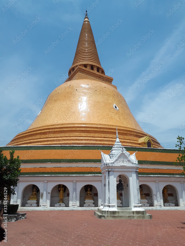 Phra Pathom Chedi Worawihan Temple,Nakorn Pathom Contrasting with the horizon very beautiful Phra Pathom Chedi Worawihan Temple,Nakorn Pathom Contrasting with the horizon very beautiful