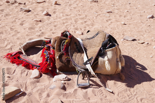Selle de bédouin posée sur le sable