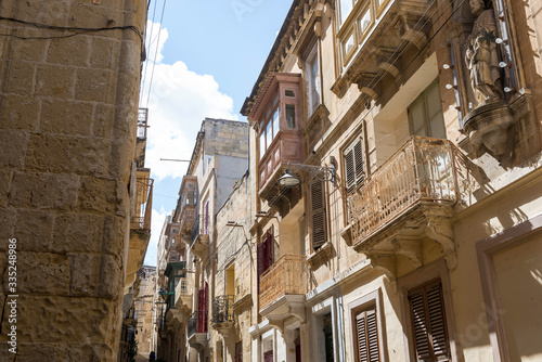 Malta Malta 30.09.2015. Calles de La Valeta con sus Gallarijas  Balcones de colores tipicos de Malta