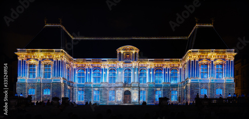 Le parlement sous les lumières bleu de nuit photo