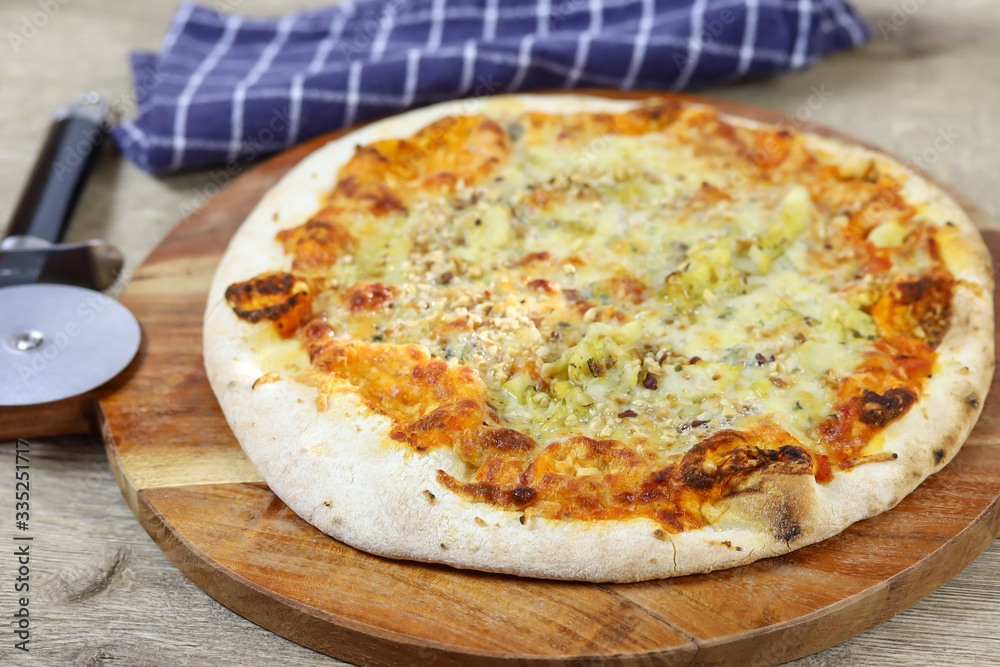 pizza aux gorgonzola et noisettes sur une planche à découper pizza aux gorgonzola et noisettes sur une planche à découper