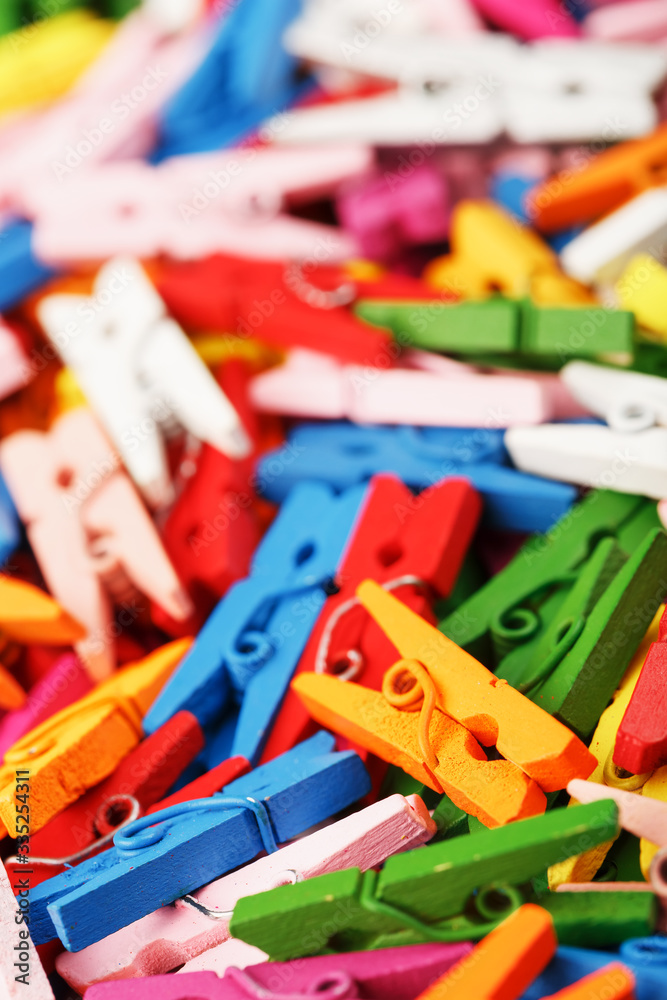 Naklejka premium Colorful Wooden clothespins close-up as texture and background.
