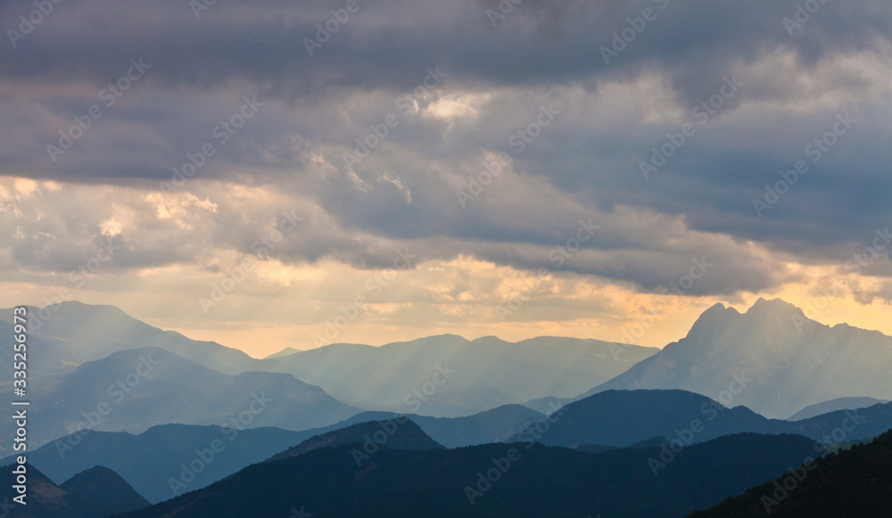 Fototapeta premium Pedraforca (derecha) al atardecer. Berguedà, Provincia de Barcelona, Catalunya.