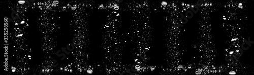 Quadro em tela air bubbles in the water isolated on black background