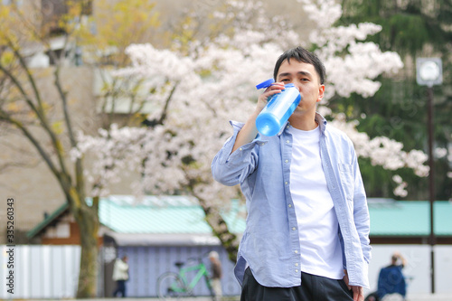 水を飲む男性 © MOTOI YOSHINAO