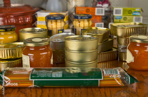 Varias latas de conservas, mermeladas, espárragos y pasta