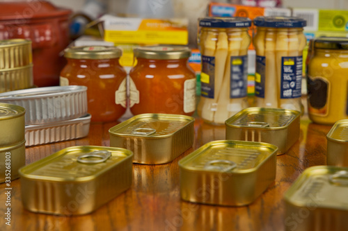 Varias latas de conservas, mermeladas, espárragos y pasta