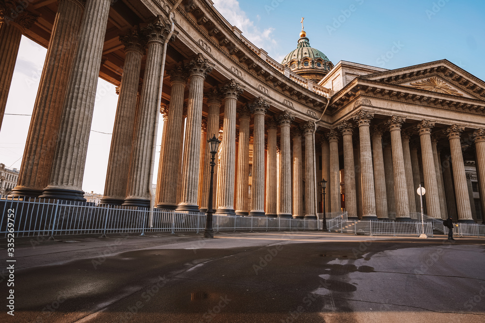 Obraz premium Kazan Cathedral in the center of St. Petersburg, beautiful morning light, no people, empty square, great architecture, historical monument
