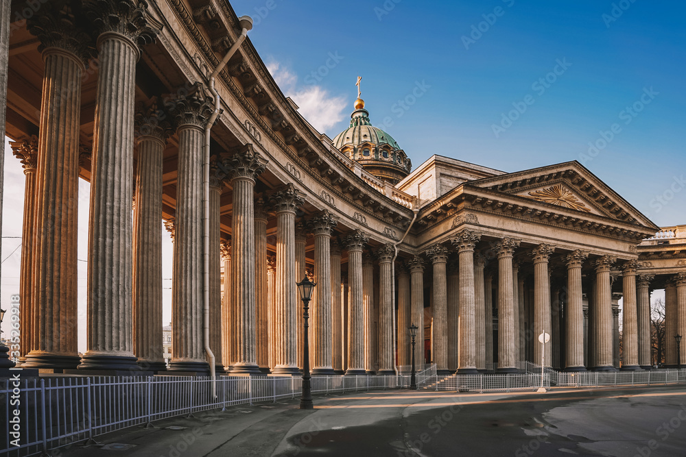 Fototapeta premium Kazan Cathedral in the center of St. Petersburg, beautiful morning light, no people, empty square, great architecture, historical monument
