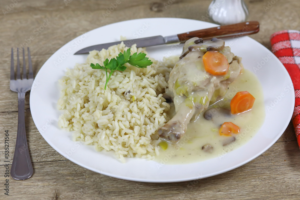 blanquette de dinde dans un plat blanquette de dinde dans un plat