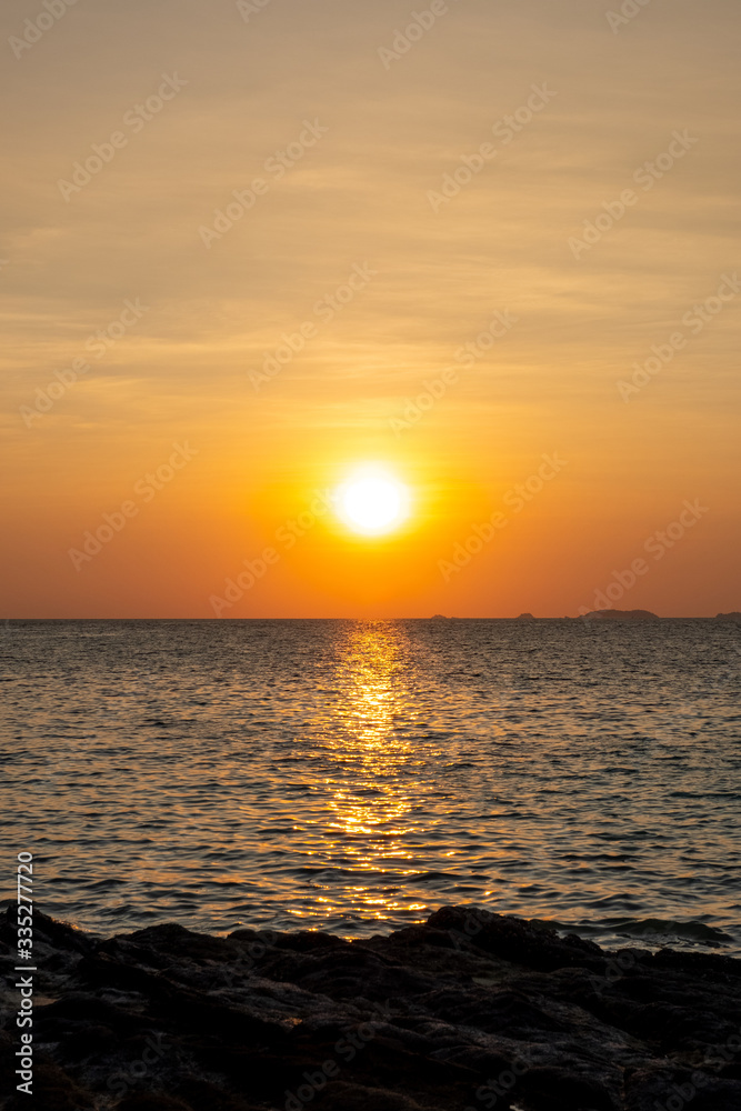 Obraz premium Beautiful sunset ocean scene vertical image size