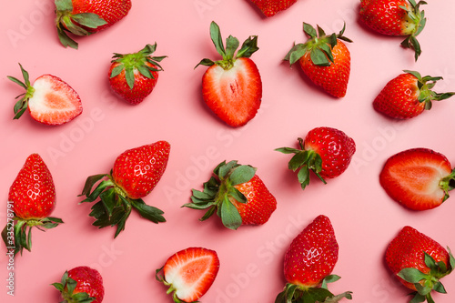 Fototapeta Naklejka Na Ścianę i Meble -  Strawberry on pink background