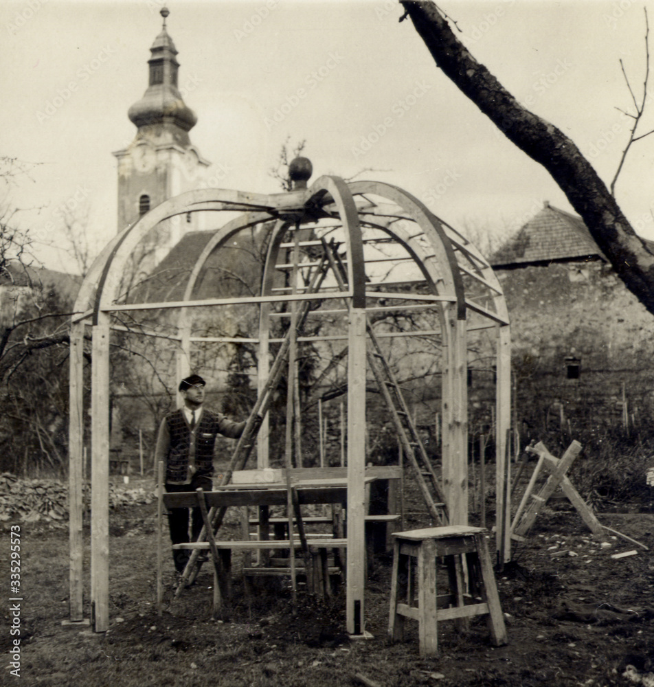 Obraz premium FOTO ANTICA CON STRUTTURA DI LEGNO IN COSTRUZIONE