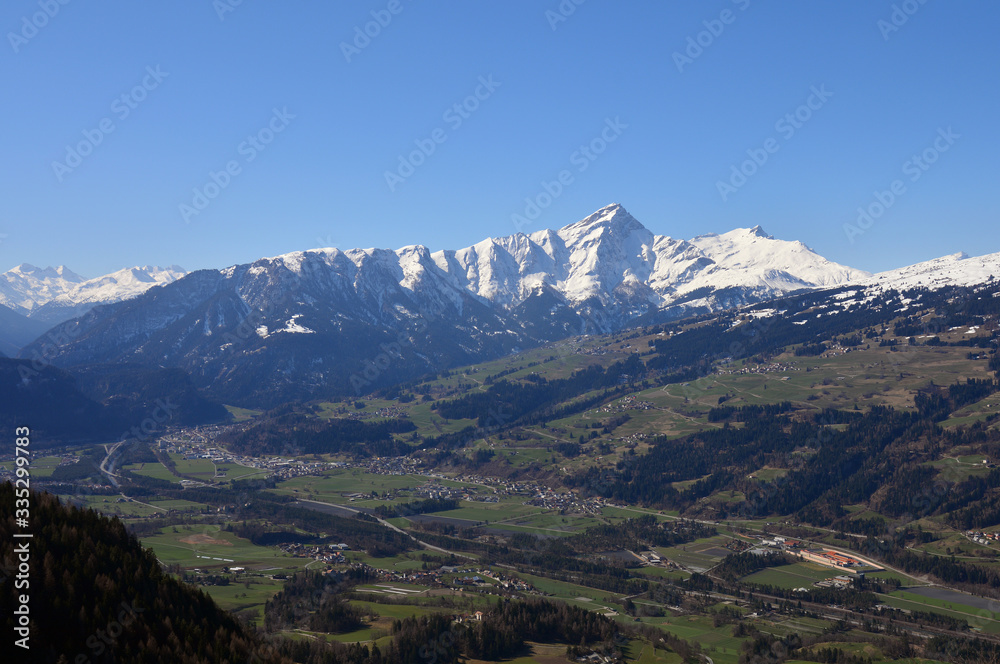 Blick übers Domleschg mit Heinzenberg und Piz Beverin, Kanton Graubünden, Schweiz