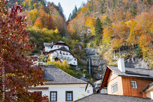 Hallstatt village houses during autumn © Basil