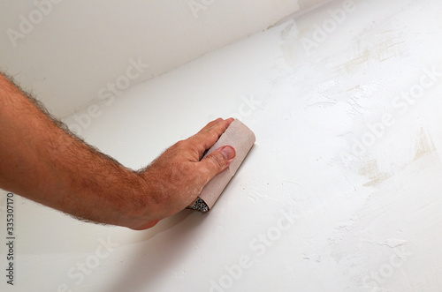 Fotografía painting a wall with paint roller
