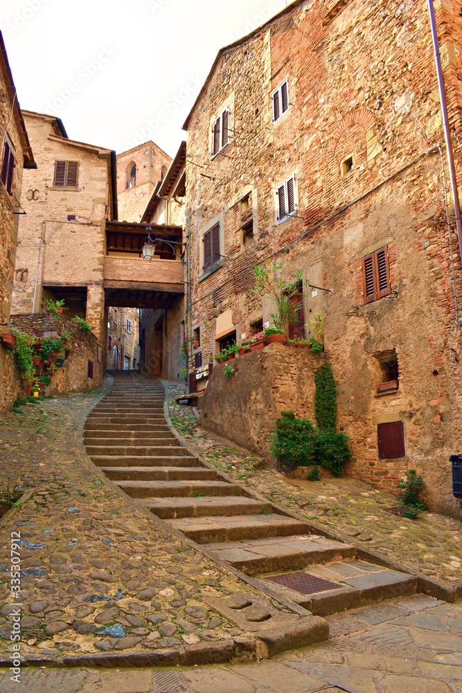 vicolo caratteristico nel borgo medievale di Anghiari in Toscana in provincia di Arezzo, Italia. La fama di Anghiari nasce per essere stata teatro della battaglia storica combattuta nell'anno 1440 
