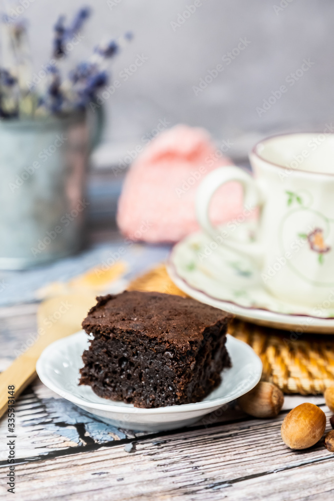 Gâteau au chocolat moelleux sans gluten et tasse de café Gâteau au chocolat moelleux sans gluten et tasse de café