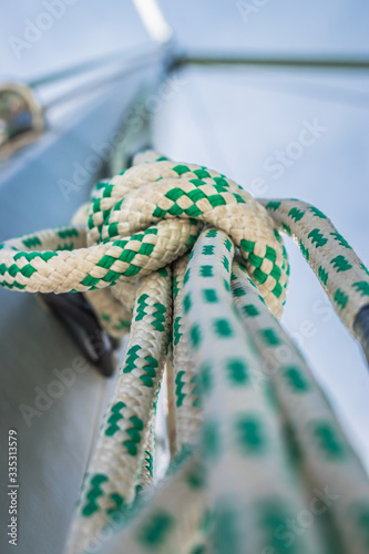 Fotografía closeup of a green rope tied to a sailboat mast