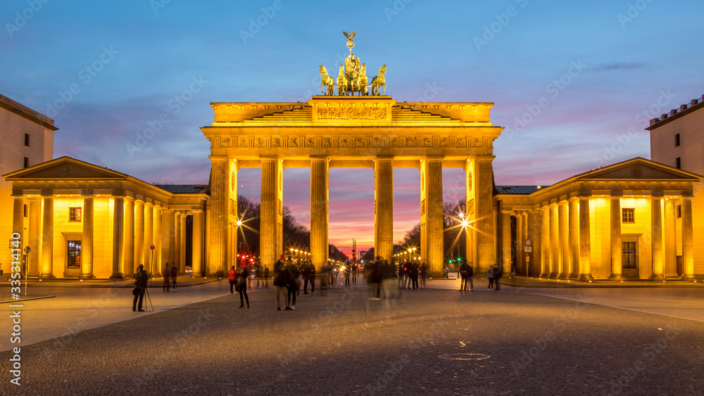 Obraz premium The Brandenburg Gate of Berlin at blue hour