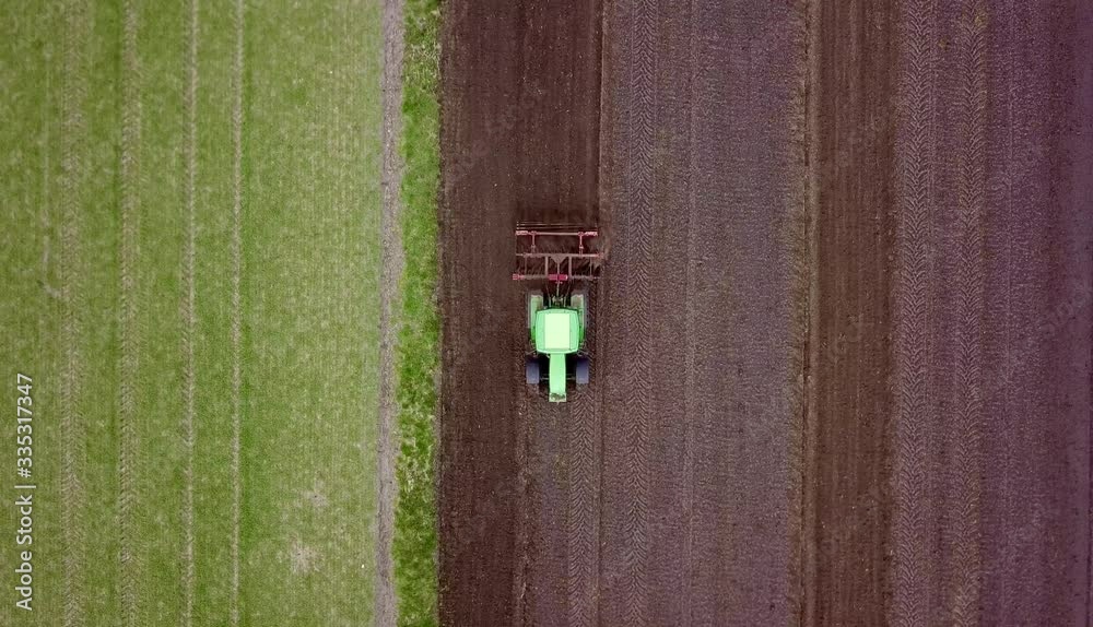 Ackerbau in der Landwirtschaft: Traktor pflügt Acker Ackerbau in der Landwirtschaft: Traktor pflügt Acker