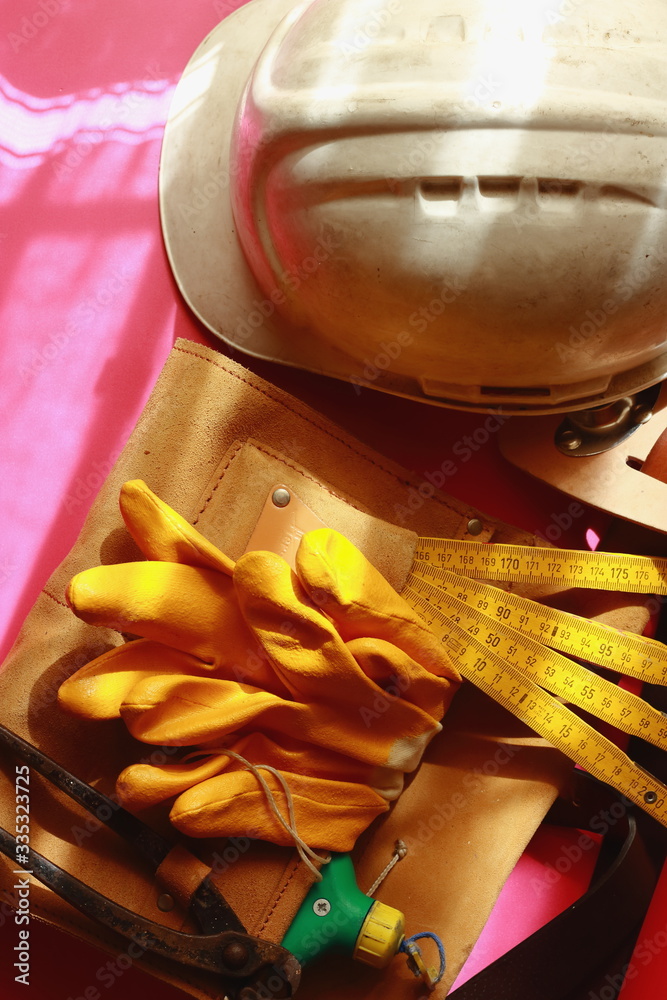 Herramientas básicas de construcción, casco, guantes, paletas, tiralíneas,  maza, plomada. Herramientas de albañil y de encofrados Stock Photo