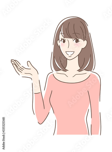 笑顔で手のひらを差し出す女性