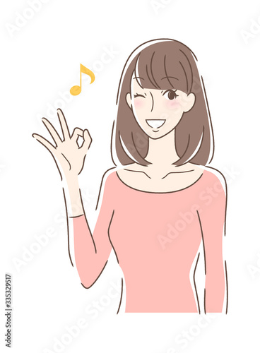 笑顔でOKサインを出す女性