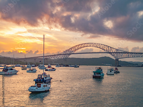 Fotografi yachts anchoring under the Bridge of the Americas in Balboa at the exit of the P