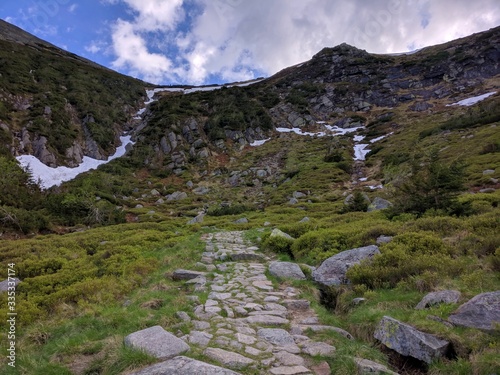 Fototapeta Naklejka Na Ścianę i Meble -  Image of a trail and a mountain in Karkonosze in spring