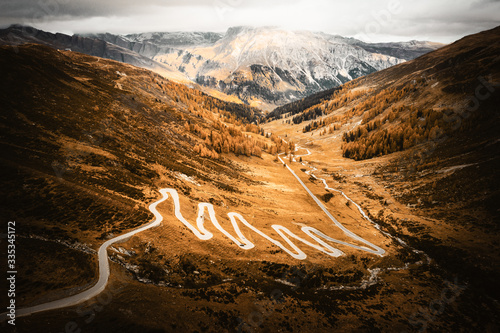 Serpentinen eines Passes in Graubünden / Schweiz in herbstlicher Stimmung mit Bergen in Hintergrund. 