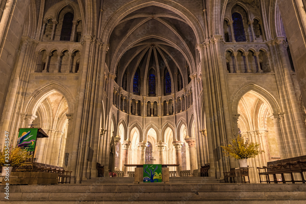Vue intérieure depuis l’allée centrale de la cathédrale de Lausanne (Suisse)