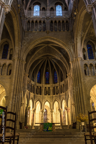 Vue intérieure depuis l’allée centrale de la cathédrale de Lausanne (Suisse)