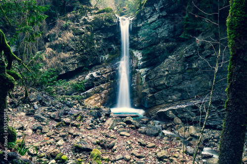 Vue en longue exposition d’une cascade dans les Gorges du Chauderon, entre Les Avants et Montreux (Suisse) photo