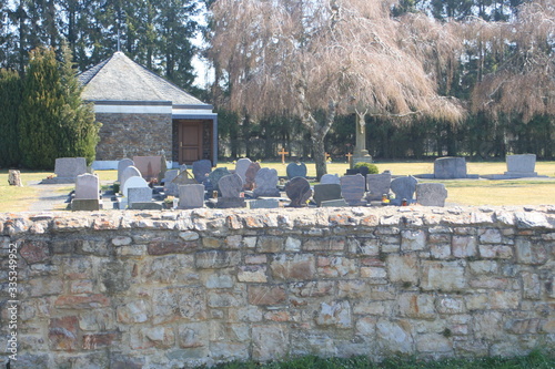 Friedhof und Friedhofsmauer. photo