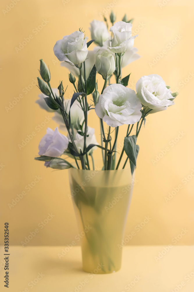 Φωτογραφία Beautiful greeny white and blue eustoma flowers bouquet in vase