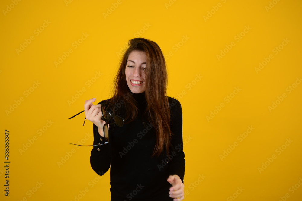 Obraz premium woman looks at 3d glasses