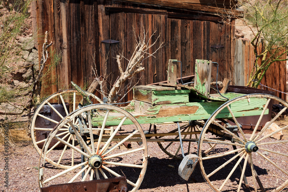 Φωτογραφία Calico, California / USA - August 23, 2015: An old wooden cart in Calico Ghost T