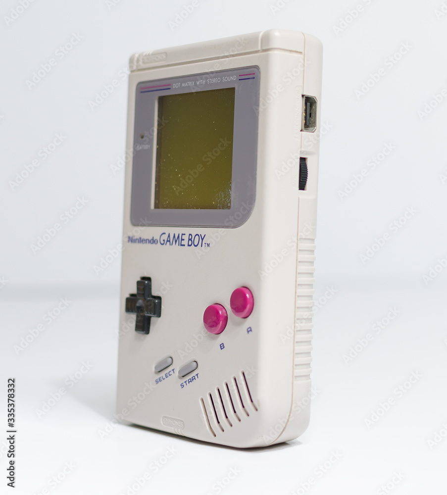 london, england, 05/05/2019 A retro hand held nintendo gameboy game boy  original, angled side on, isolated on a white studio background. Nintendo  vintage famous iconic portable video game device. foto de Stock