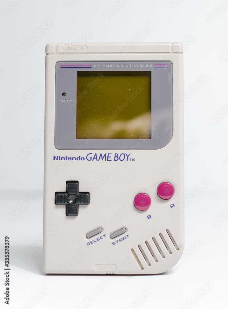 london, 05/05/2019 retro hand held nintendo gameboy game boy original, front on angle, isolated on a white studio background. Nintendo vintage famous iconic portable video game device. Stock-foto |