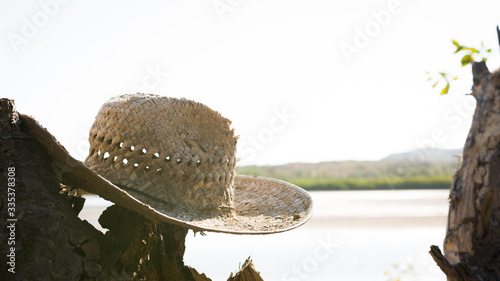 Sombrero en laguna