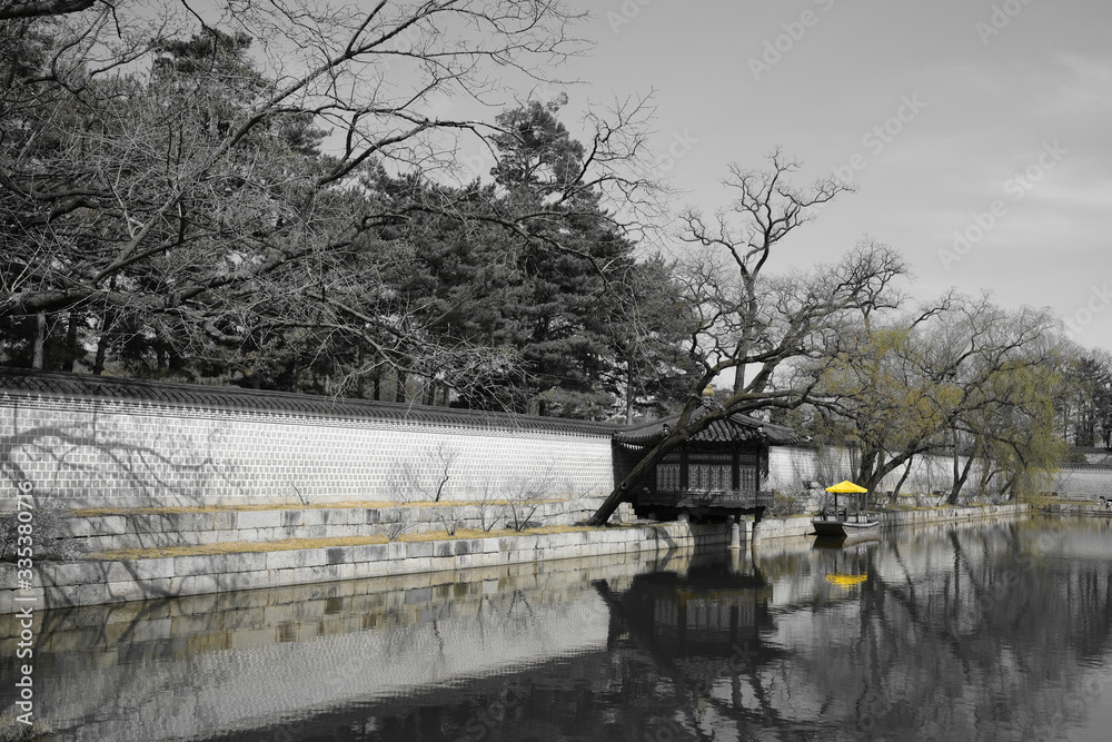 Obraz premium Kyeongbokgung Palace (Main Royal Palace of Joseon Dynasty) and its architectural patterns