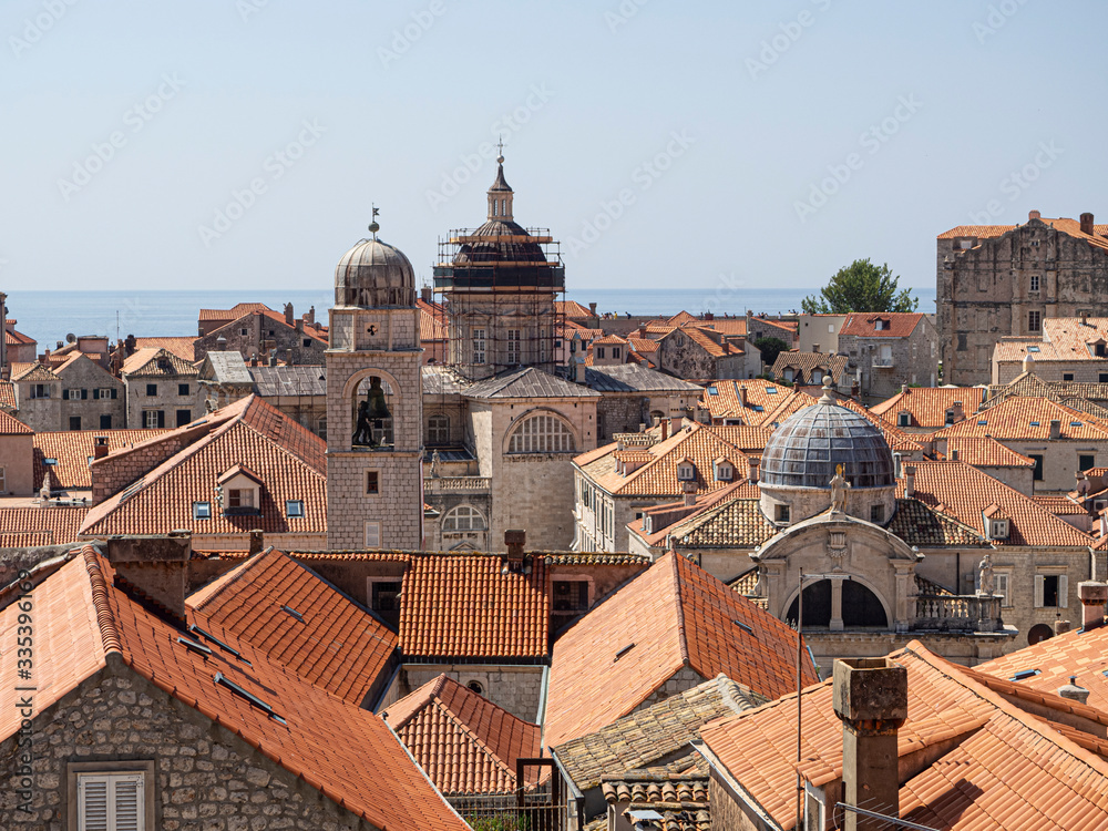 Vistas de tejados rojos y el campanario en la ciudad de Dubrovnik, en Croacia, verano de 2019