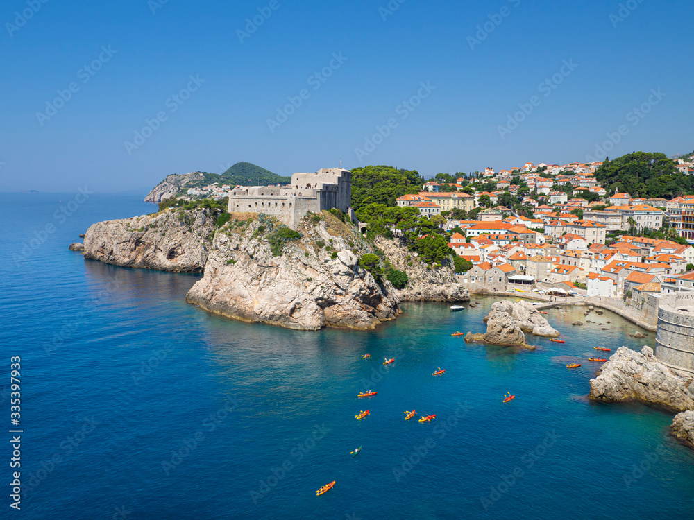 Vistas de la bahía de aguas idílicas de Dubrovnik , desde la fortaleza medieval, en Croacia, verano de 2019